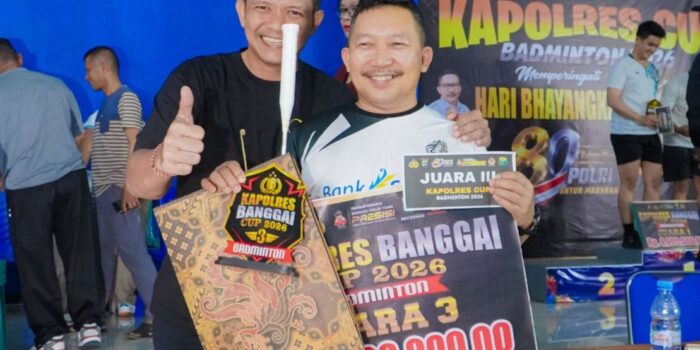 Smash Hangat di GOR Mirqan Luwuk Selatan: Saat Raket Menyatukan Polisi, Pejabat dan Warga Banggai
