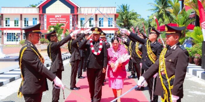 Langkah Anggun di Bawah Pedang Pora, Polres Banggai Lepas Dua Perwira Terbaiknya