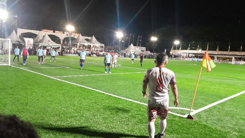 Tampil Fit dan On-Fire, Bupati Amirudin Cetak Gol dan Jadi Bintang Laga Eksebisi Pemda Banggai vs DSLNG