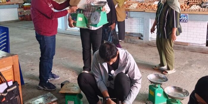 Temuan Disperindag Banggai: Pedagang Pasar Simpong Rugi Timbangan, Niat Jual 10 Kg Malah Terukur 11 Kg