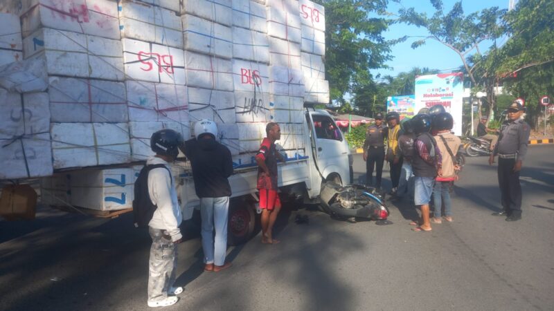 Tabrakan Motor Beat dan Mobil Carry di Bundaran Tugu Adipura Luwuk