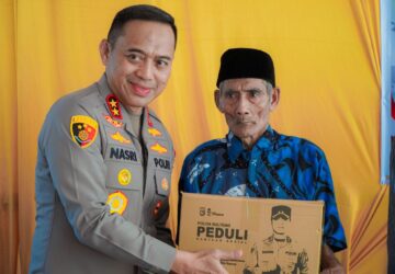 Kapolda Sulteng Salurkan Sembako di Luwuk, Bunta dan Nuhon