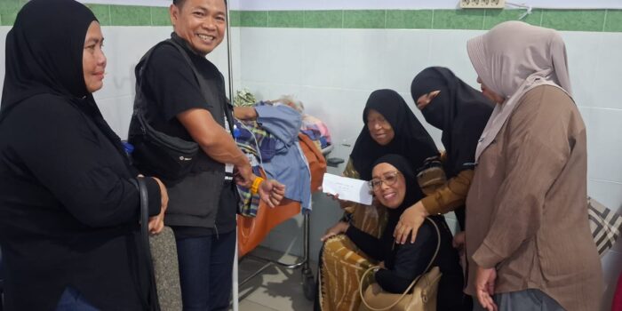 Mengurai Rindu di Ruang Rawat, Saat Alumni SMPN 1 Luwuk Memeluk Kembali Guru yang Kini Terbaring Lemah