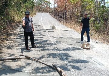 Terbengkalai Akibat Alih Status, Warga Salodik Turun Tangan Tambal Tanjakan Lumba-Lumba Pakai Uang Swadaya