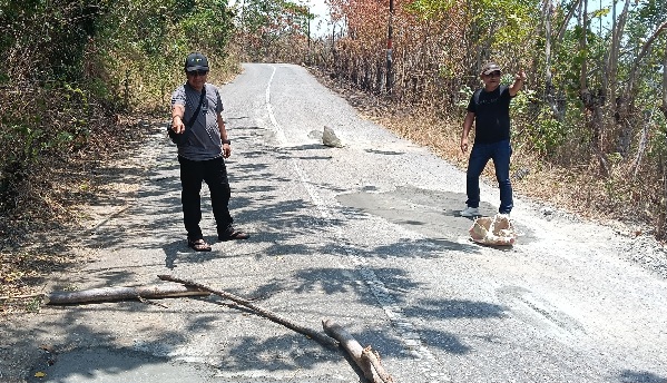 Terbengkalai Akibat Alih Status, Warga Salodik Turun Tangan Tambal Tanjakan Lumba-Lumba Pakai Uang Swadaya
