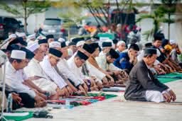 Di Bawah Terik, Ribuan Jamaah Bersama Bupati Banggai Bersimpuh Khusyuk dalam Salat Istisqa di Masjid Agung An-Nuur Luwuk