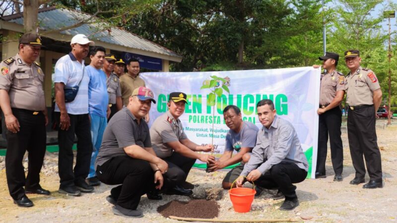 Rangkul Bumi, Polresta Banggai Hijaukan Teluk Lalong Luwuk