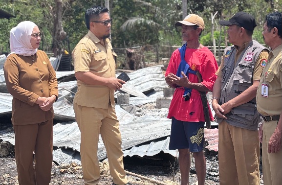 Rumah Ludes Terbakar, Dinsos Banggai Hadir Usap Air Mata Keluarga Pak Saridin di Uwedikan