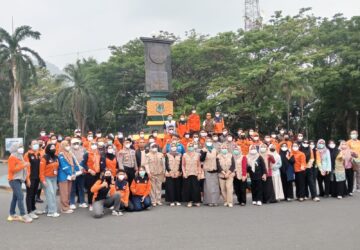 Di Tugu Adipura Luwuk, BPBD dan Dinkes Banggai Bagi-Bagi Masker