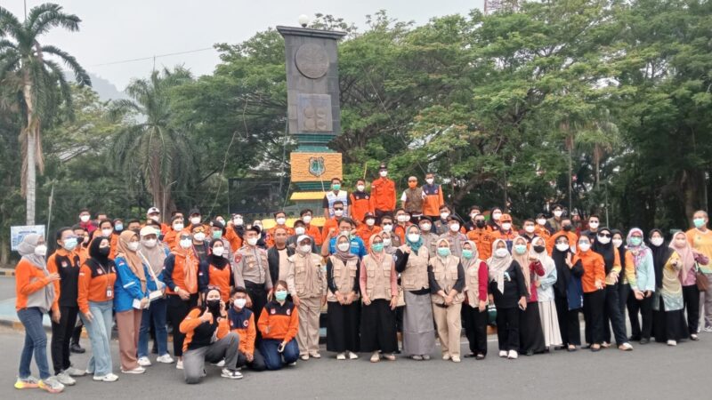 Di Tugu Adipura Luwuk, BPBD dan Dinkes Banggai Bagi-Bagi Masker