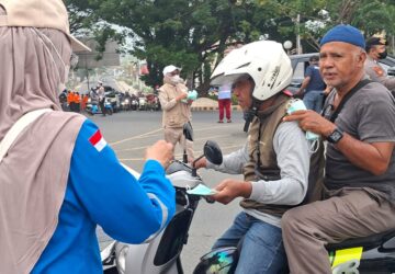 Cegah Dampak Karhutla, PT PAU dan Pemkab Banggai Turun ke Jalan Bagikan 3.000 an Masker untuk Warga