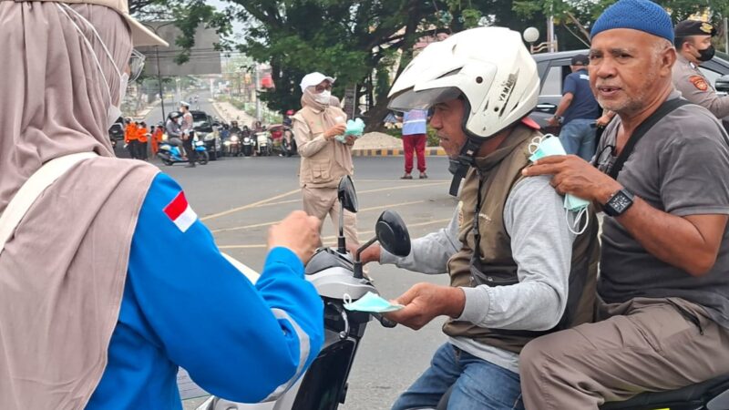 Cegah Dampak Karhutla, PT PAU dan Pemkab Banggai Turun ke Jalan Bagikan 3.000 an Masker untuk Warga