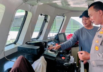 Sapaan Hangat di Geladak Kapal, Saat Kapolresta Banggai Hendri Yulianto Memastikan Tiap Jiwa Berlayar Selamat
