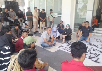 Duduk Melantai Tanpa Sekat, DPRD Banggai Tampung Aspirasi Mahasiswa dari Karhutla Hingga Parkir RSUD Luwuk