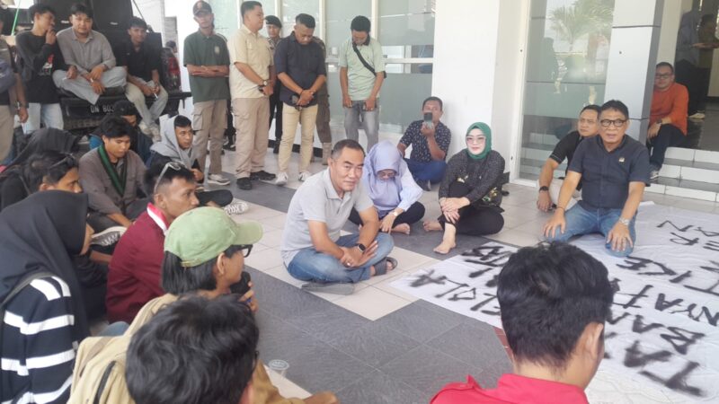 Duduk Melantai Tanpa Sekat, DPRD Banggai Tampung Aspirasi Mahasiswa dari Karhutla Hingga Parkir RSUD Luwuk