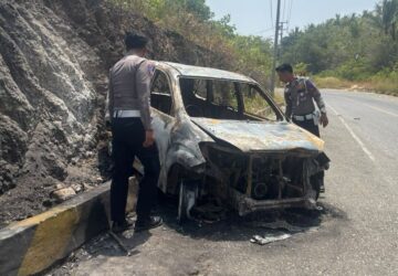 Pagi Mencekam di Tanjakan Desa Bunga Luwuk Utara, Avanza Muatan Sayur Hangus Dilalap Si Jago Merah