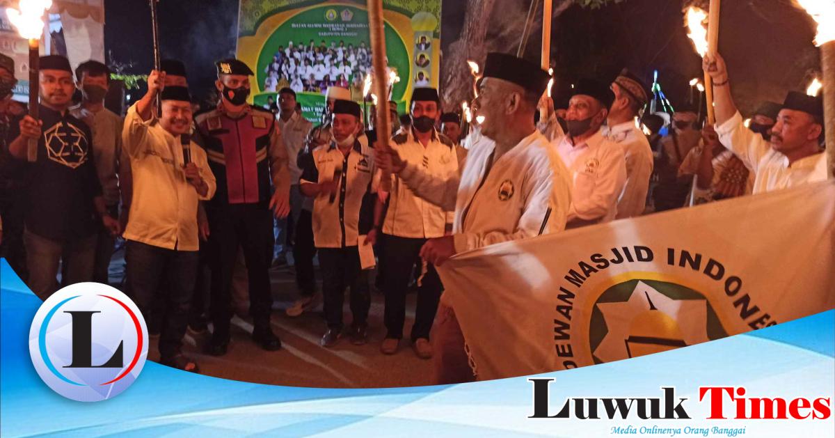 Bupati Banggai Amirudin Lepas Ribuan Peserta Pawai Obor Di Luwuk Luwuk Times