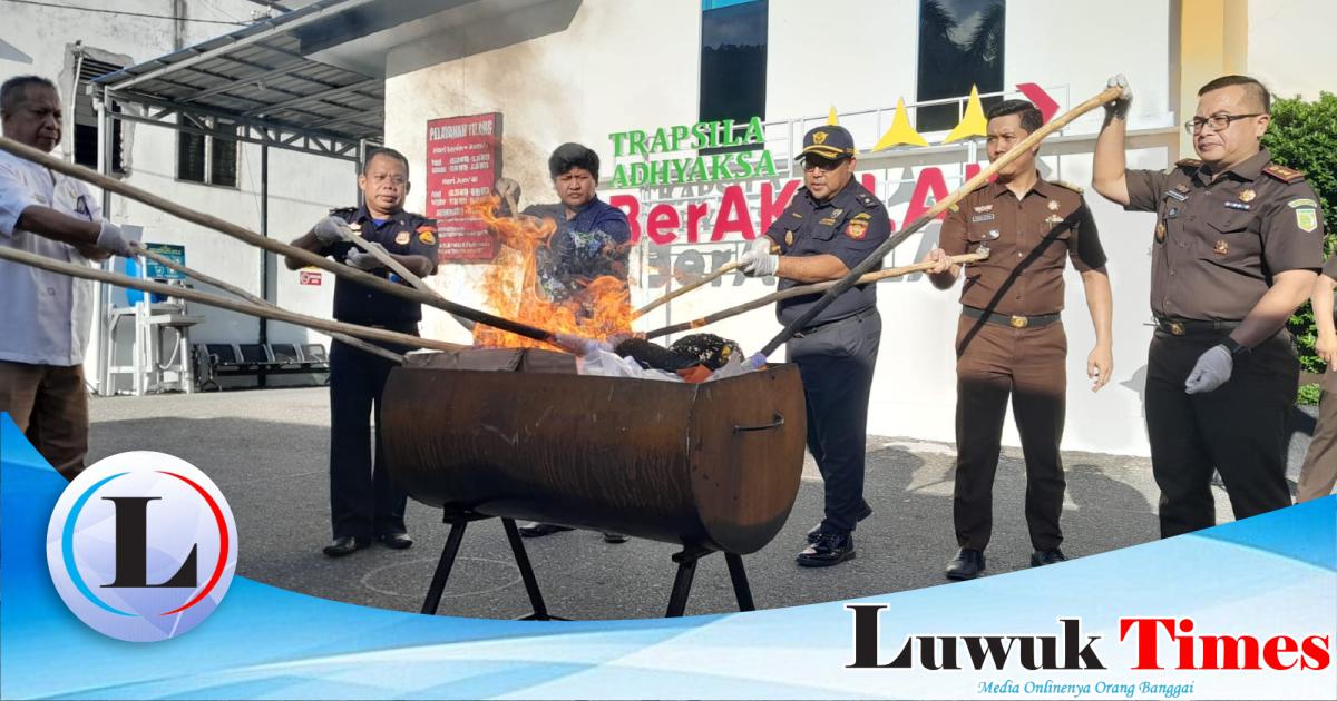 Kejari Banggai Musnahkan Barang Bukti Tindak Pidana Umum Kasus