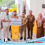 Bupati Banggai Terima Bantuan CSR 50 Pcs Tempat Sampah Dari Kalla Toyota