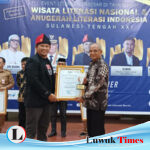 Mantan Plt Kadis Dikpora Touna Raih Penghargaan Anugerah Literasi Indonesia dari FIM