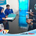 Kenakan Baju Biru, LO Amirudin Mengambil Formulir Pendaftaran di PAN Banggai