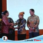 Mendikbud Ristek Serahkan Penghargaan Kepada Bupati Banggai Amirudin