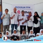 PT ABM Beri Beasiswa 21 Siswa Berprestasi SDN dan SMPN di Siuna Pagimana