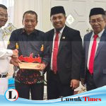 Sekwan Terima SK Anggota DPRD Banggai Terpilih dari Gubernur Sulteng