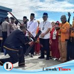 Disambut Tarian Adat, Win-Hepy Pendaftar Pertama di KPU Banggai