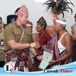 Menteri AHY Serahkan Sertipikat Tanah kepada Masyarakat Eks Timor Timur di NTT