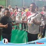 Foto Bersama Amirudin Tamoreka, Iwan Pakaya Mengacungkan Jari Nomor 1