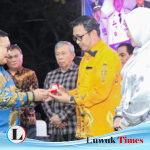 Dua Bulan Jabat Pjs Bupati Banggai, Raziras dapat Cendera Mata dari Amirudin
