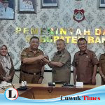 Bambang Eka Sutedy dapat Cendera Mata dari Pemda Banggai