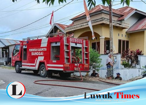Plt Lurah Kilongan Permai, Personel Damkar dan Warga Bersihkan Drainase