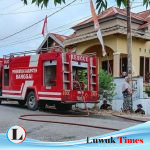 Plt Lurah Kilongan Permai, Personel Damkar dan Warga Bersihkan Drainase