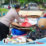Jumat Berkah, Kapolres Banggai AKBP Putu Hendra Turun ke Jalan