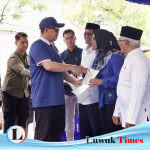 Menteri Nusron Serahkan Sertipikat kepada Masyarakat Kampung Nelayan Muara Angke