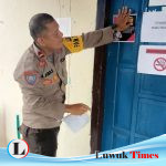 Polsek Toili Tempelkan Stiker Pilkada Damai