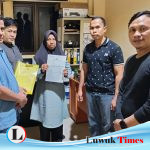 Warga Simpang Raya Serahkan Barang Bukti 800 Ribu ke Bawaslu Banggai