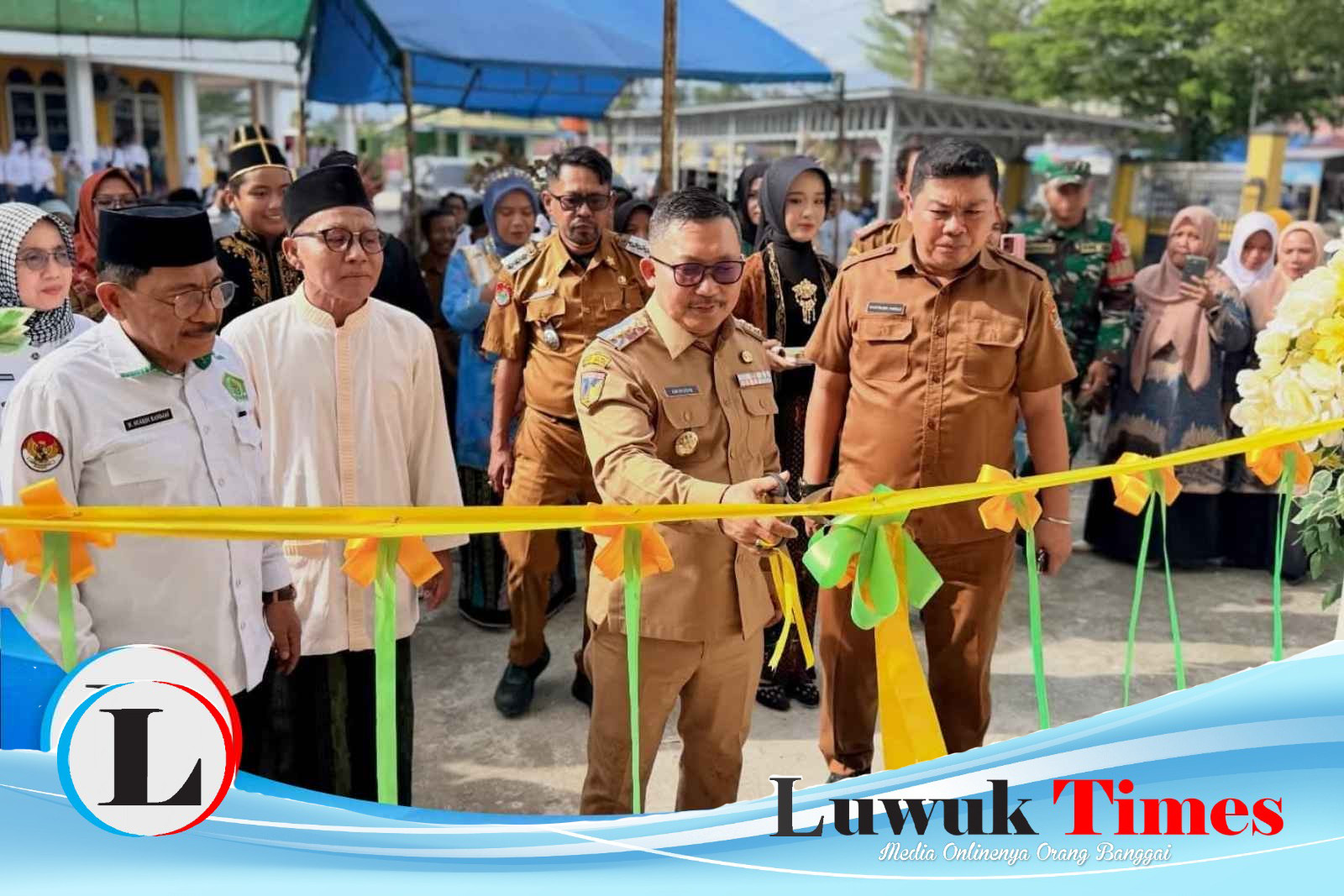 Bupati Banggai H. Amirudin meresmikan gedung ruang kelas baru Darul Ulum Toili, Senin (09/02/2026).