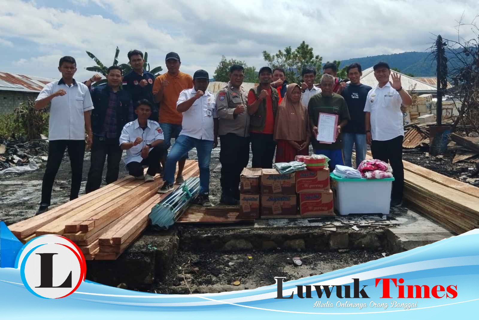 BPBD Kabupaten Banggai menyerahkan bantuan kepada warga yang terdampak kebakaran, Rabu (11/02/2026)