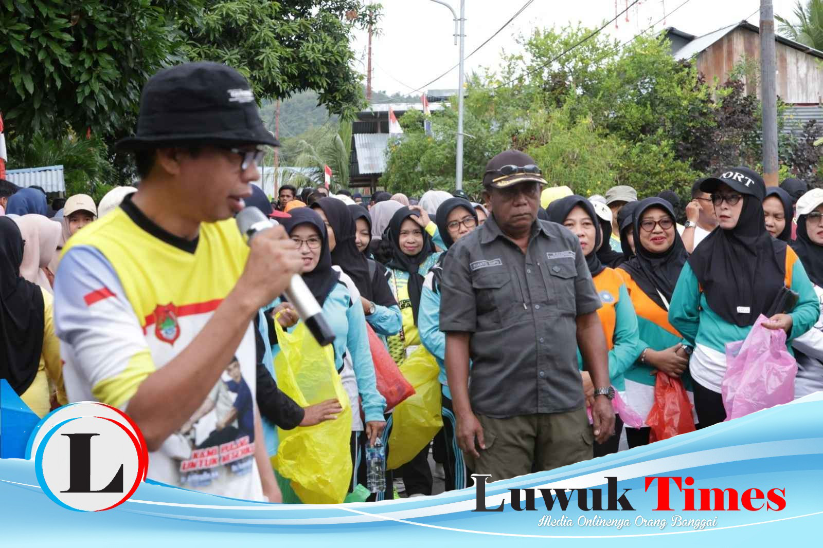 Jalan Santai sambil memungut sampah di Pagimana
