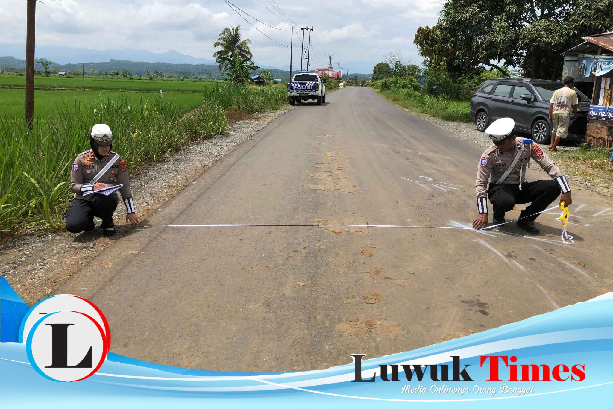 Polisi melakukan olah TKP pada Laka Lantas maut di Kecamatan Toili Jaya