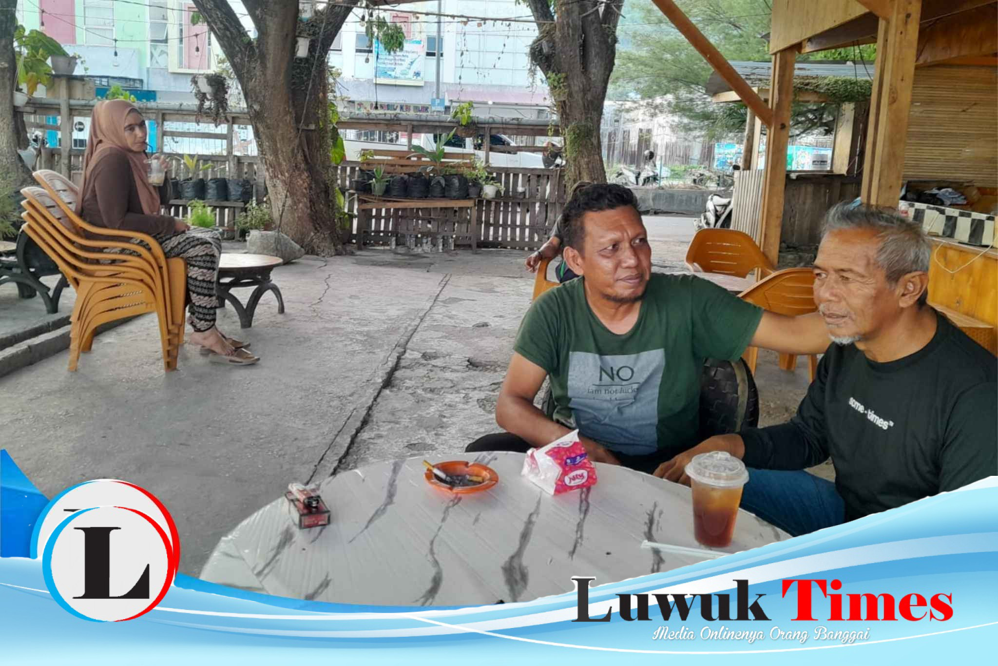 Fadly AKTOR didampingi istrinya Nona, bersama Sofyan Yamani, bertempat Warkop Pentras Alam Libero 77, Minggu (15/02/2026). (Foto Soyan Labolo Luwuk Times)
