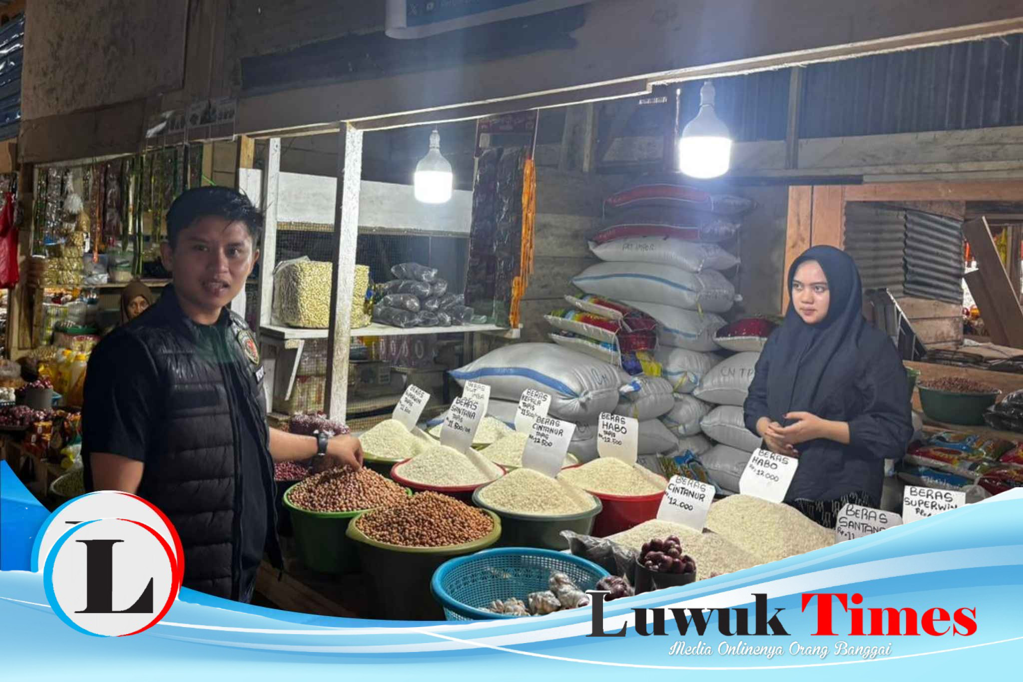 Kasat Reskrim Polres Banggai, Nur Arifin, saat turun ke pasar untuk mengecek langsung harga sembako