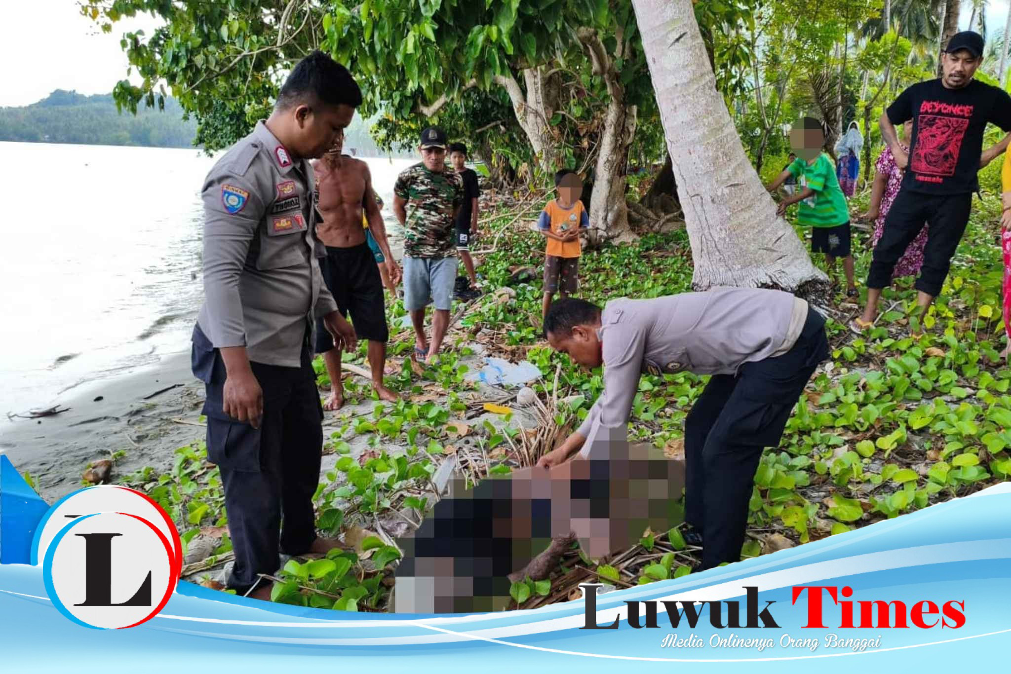 Polisi saat mengevakuasi mayat yang ditemukan di pantai Dimpalon Baru Kecamatan Kintom Kabupaten Banggai Banggai.