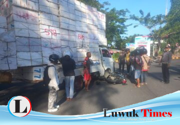 Tabrakan Motor Beat dan Mobil Carry di Bundaran Tugu Adipura Luwuk
