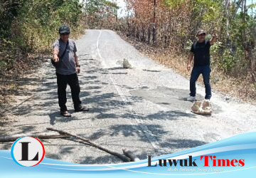 Terbengkalai Akibat Alih Status, Warga Salodik Turun Tangan Tambal Tanjakan Lumba-Lumba Pakai Uang Swadaya