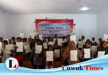 Kantah Banggai Serahkan 358 Sertipikat PTSL di Desa Kalaka dan Desa Salabenda