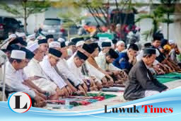 Di Bawah Terik, Ribuan Jamaah Bersama Bupati Banggai Bersimpuh Khusyuk dalam Salat Istisqa di Masjid Agung An-Nuur Luwuk